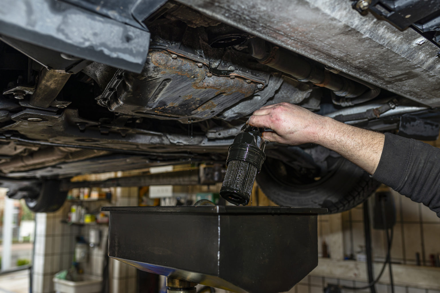 oil-pan-leak-causes-symptoms-and-how-to-fix-it-my-car-makes-noise