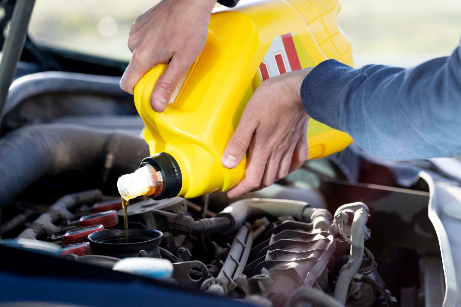 SAE 30 vs 10W-30 Oil Comparison (Which One Should You go for?) - My Car 